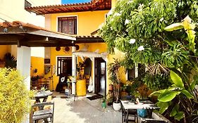Casa Amarela Hostel&Bistrô - em Pituaçu